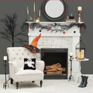 Spooky Ghost Hooked Pillow  C & F   